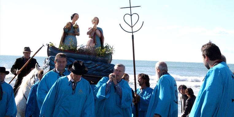 confrérie portant la barque